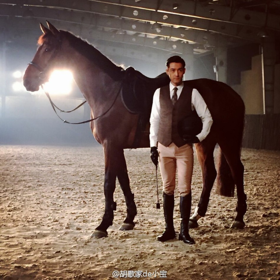胡歌骑马照帅气如王子_高清图集_新浪网