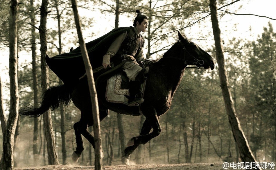 胡歌骑马照帅气如王子_高清图集_新浪网