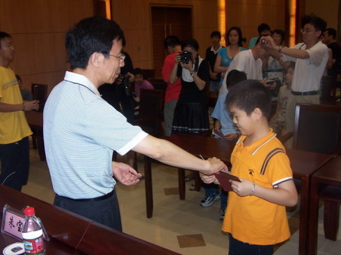 小编翻出幼年时期柯洁肉嘟嘟的照片,小时候的柯洁就非常有大将风范