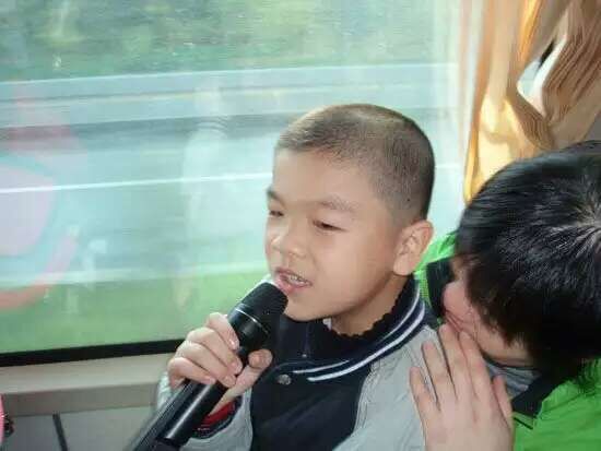 小编翻出幼年时期柯洁肉嘟嘟的照片,小时候的柯洁就非常有大将风范