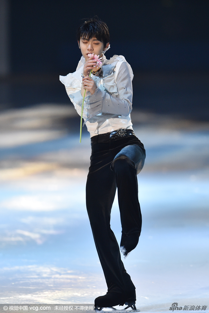 花滑表演赛羽生与花共舞 浅田明艳动人_高清图集_新浪网