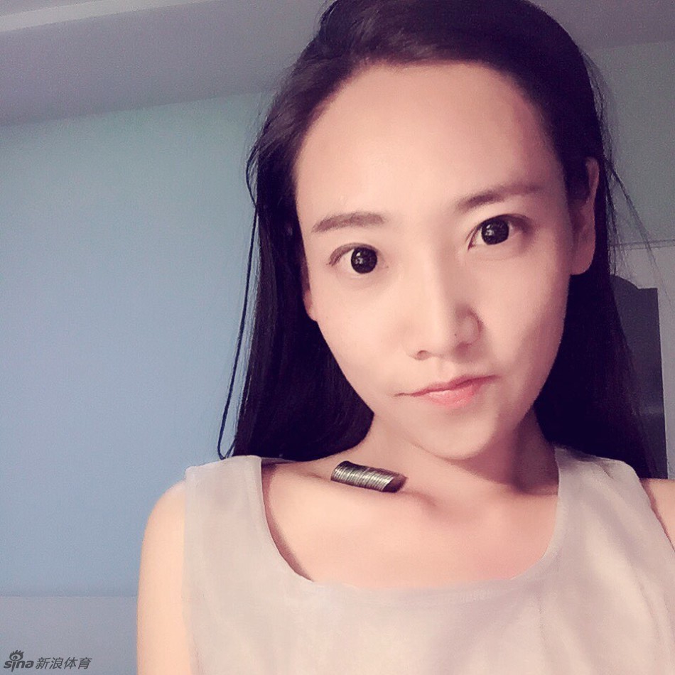 胸下夹铅笔走红 盘点各种秀身材玩法_高清图集_新浪网