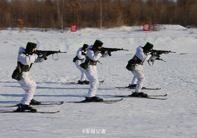 我军边防官兵冰天雪地练滑雪射击战术_高清图集_新浪网