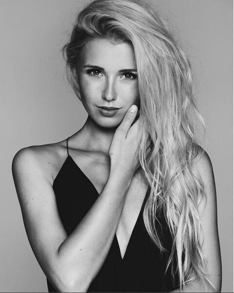 罗伊斯嫩模女友爱马术_高清图集_新浪网