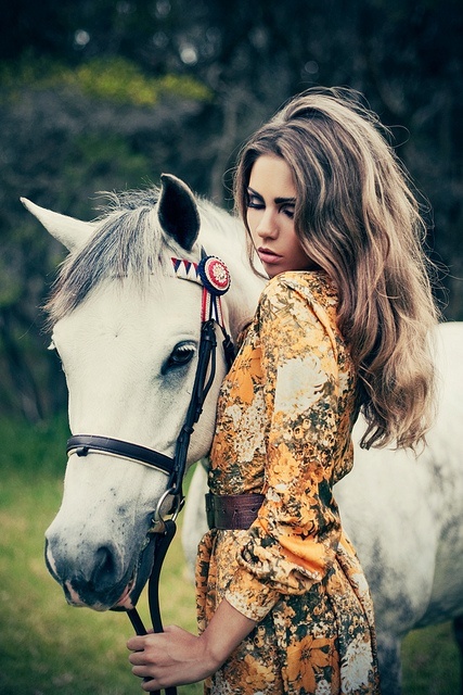 优雅女性与马贴身互动_高清图集_新浪网