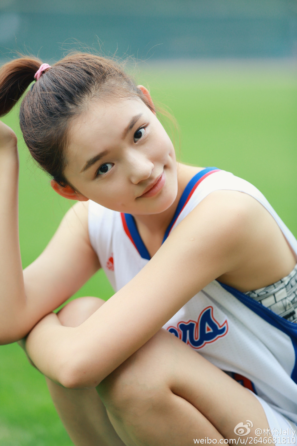 2月18日上午,星女郎林允在微博晒出一组身穿保罗球衣怀抱篮球的照片