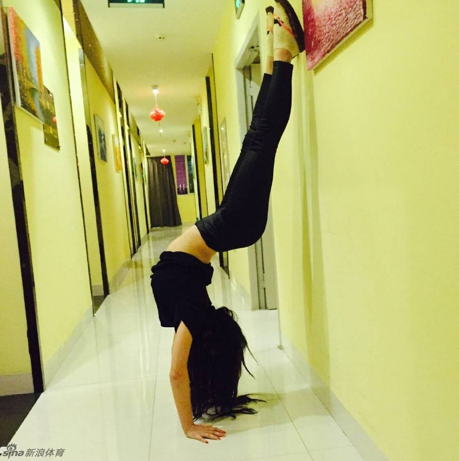 90后嫩模爱健身 丰乳肥臀惹人爱_高清图集_新浪网