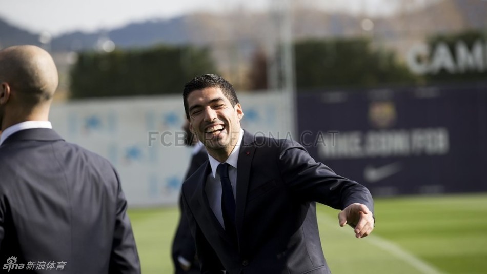 巴萨拍摄最新全家福