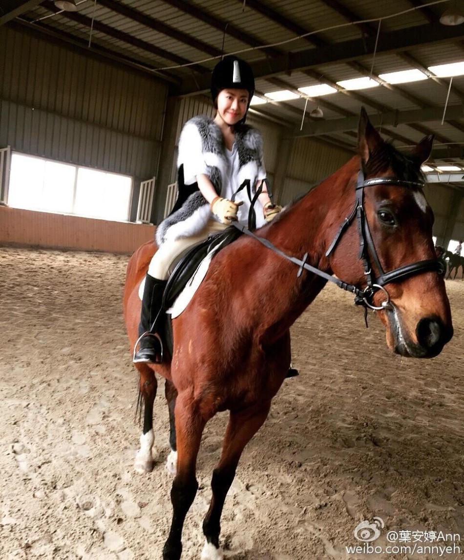 网友po骑马照青春靓丽_高清图集_新浪网