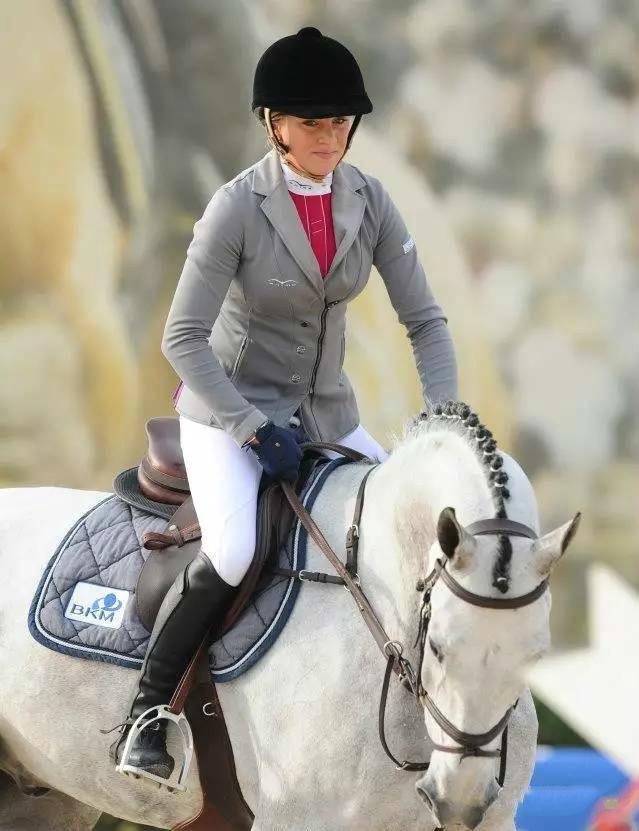 女骑手演马背别样性感_高清图集_新浪网