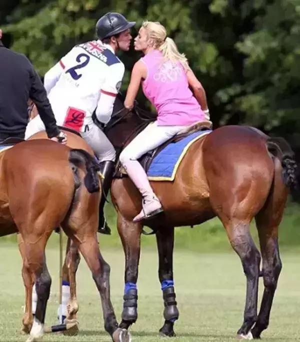 情侣马背拥吻大声说爱_高清图集_新浪网