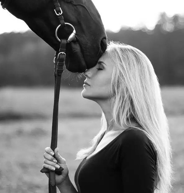 嫩模马背展女性魅力_高清图集_新浪网