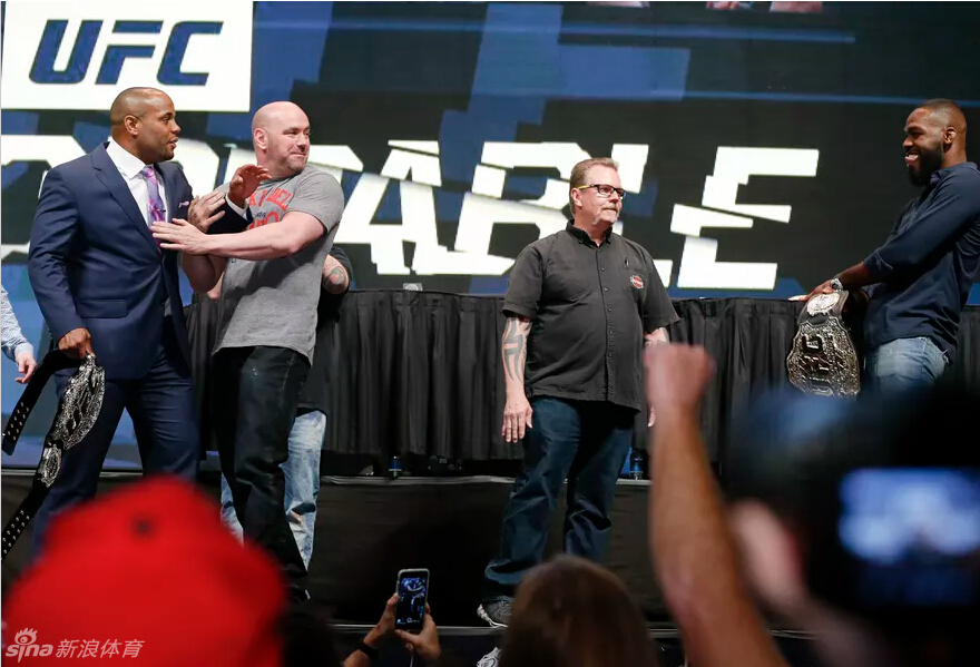 ufc新闻发布会 白大拿力阻女选手冲突_高清图集_新浪网