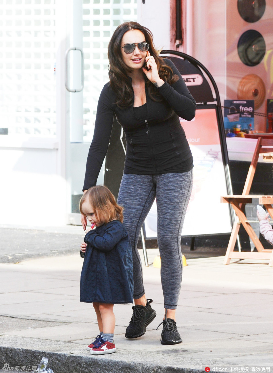 f1掌门千金运动装露乳沟