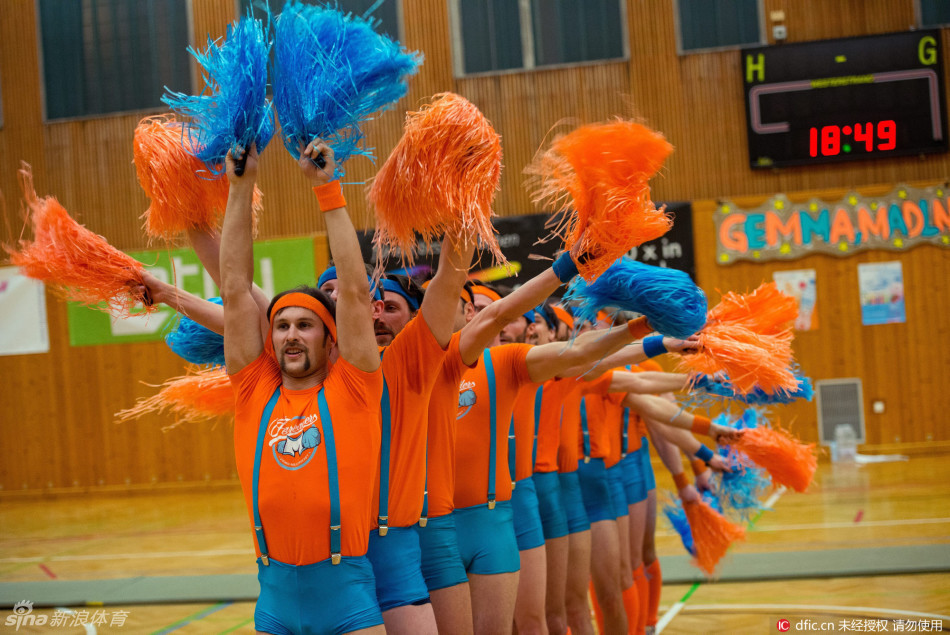 奥地利男子拉拉队优雅翘臀引人注目