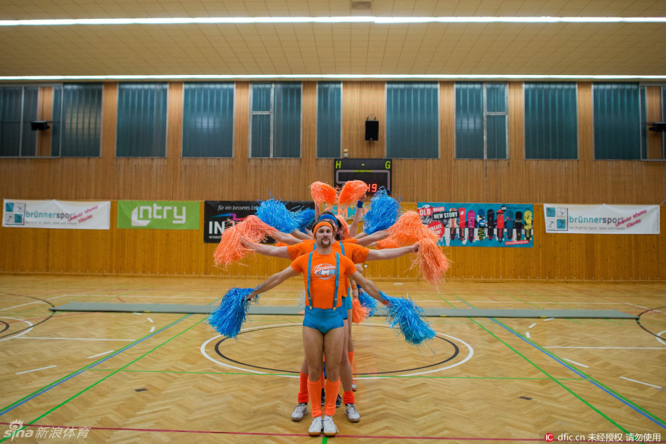 奥地利男子拉拉队优雅翘臀引人注目