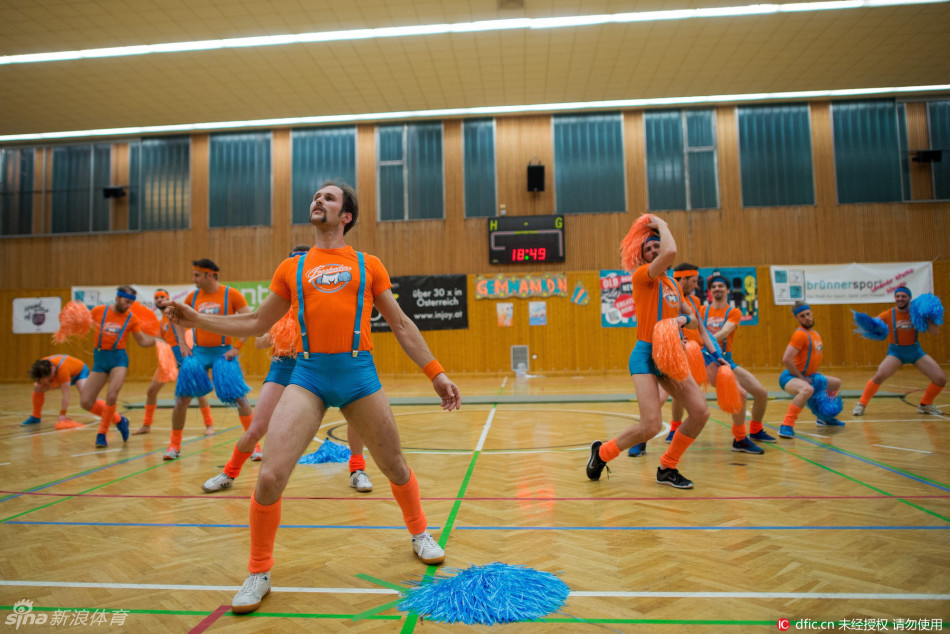 奥地利男子拉拉队优雅翘臀引人注目