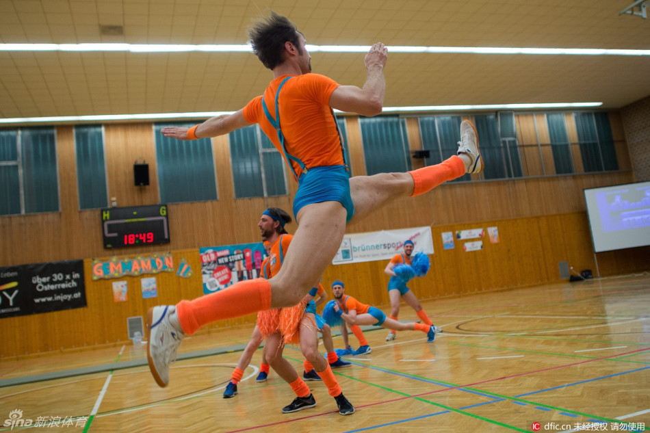 奥地利男子拉拉队优雅翘臀引人注目