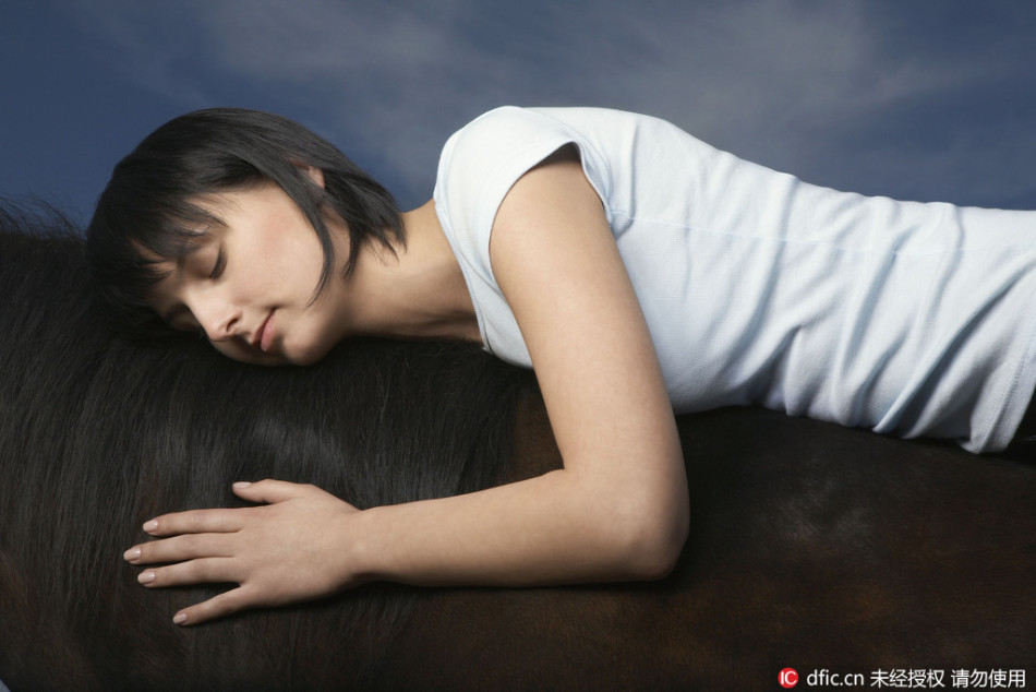 美女躺马背酣然入睡_高清图集_新浪网