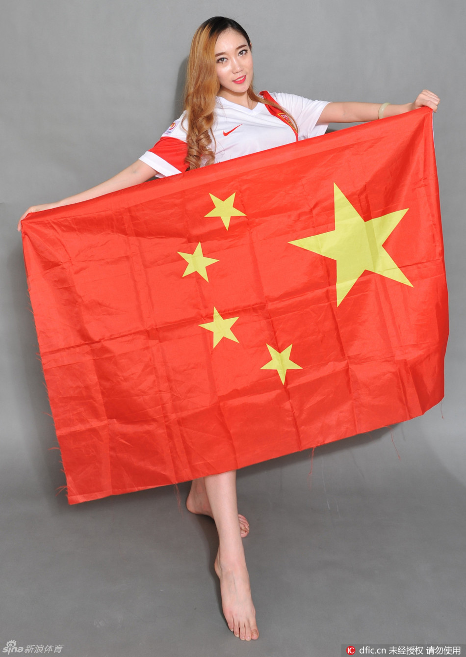 足球宝贝披国旗助威国足_高清图集_新浪网