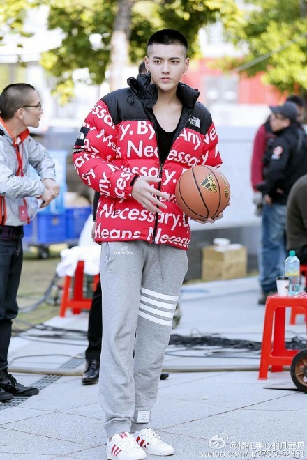 吴亦凡打篮球帅照