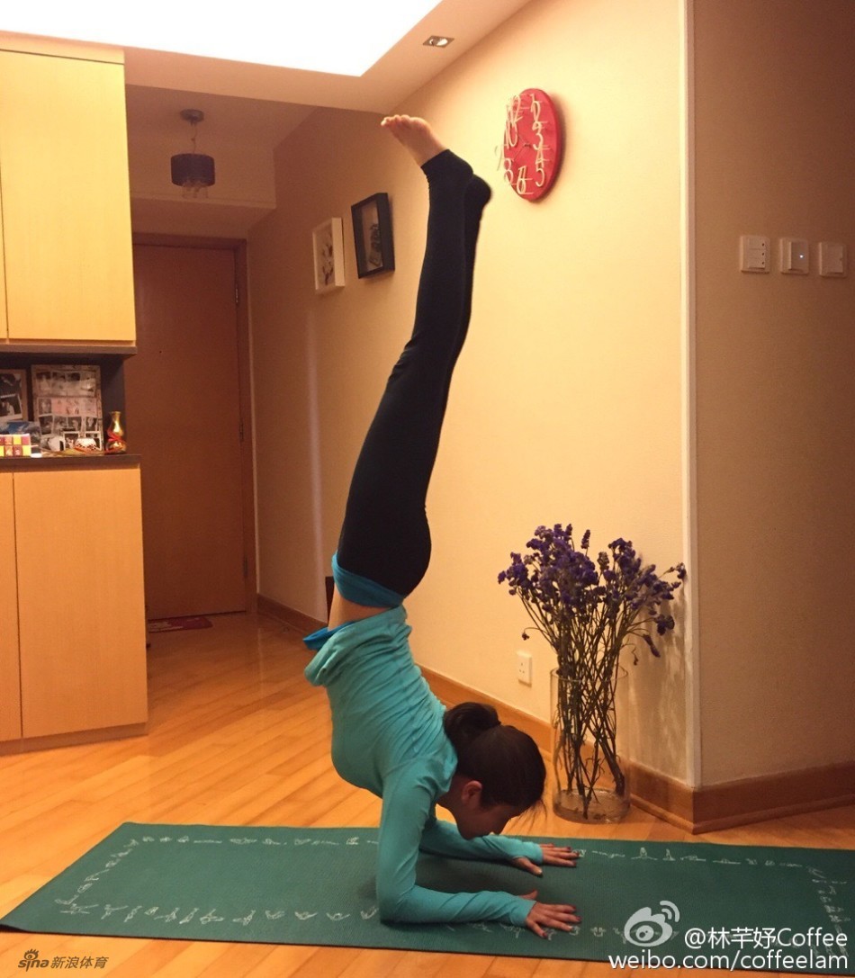 女星演绎高难度瑜伽 一字马倒立信手拈来