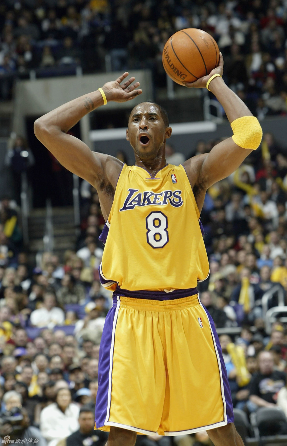 科比参加完性侵案的听证会后便迅速赶回洛杉矶,等到他上场时,比赛已