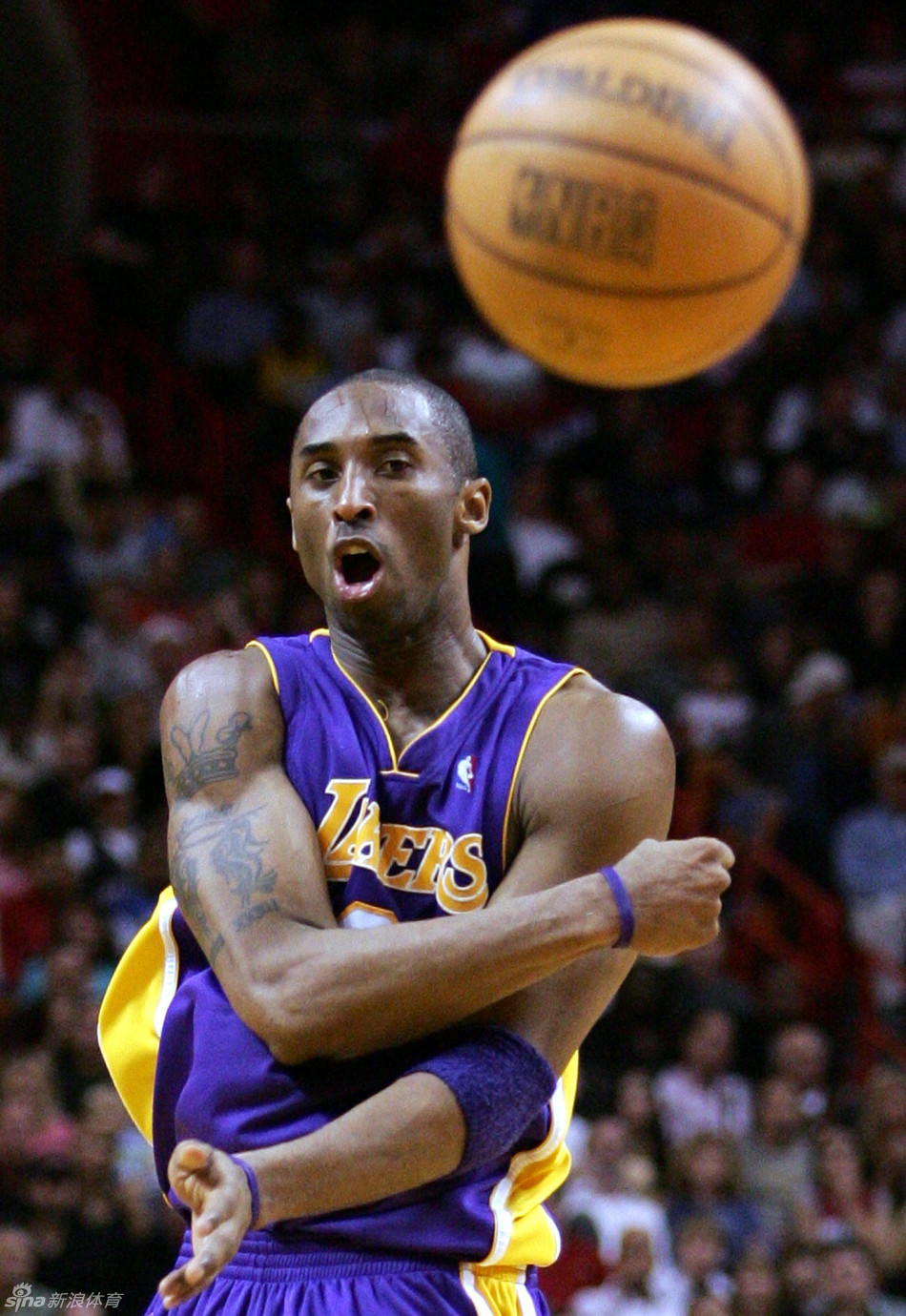 9秒绝杀山猫,并率领湖人以117-116取胜,而科比在第四节950_1380竖版