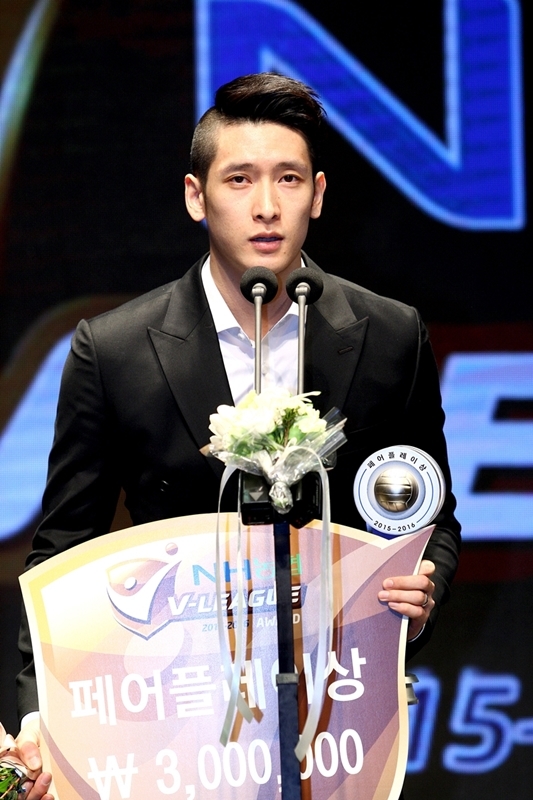 韩男排帅哥颜值爆宋仲基_高清图集_新浪网