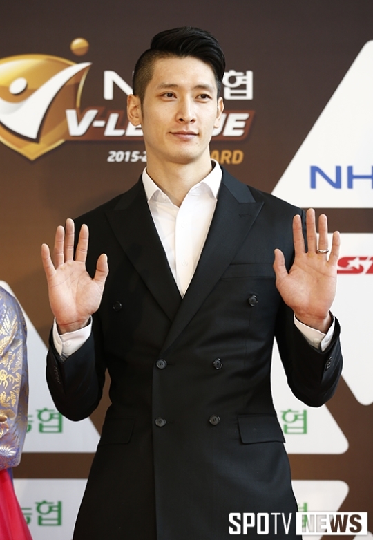 韩男排帅哥颜值爆宋仲基_高清图集_新浪网