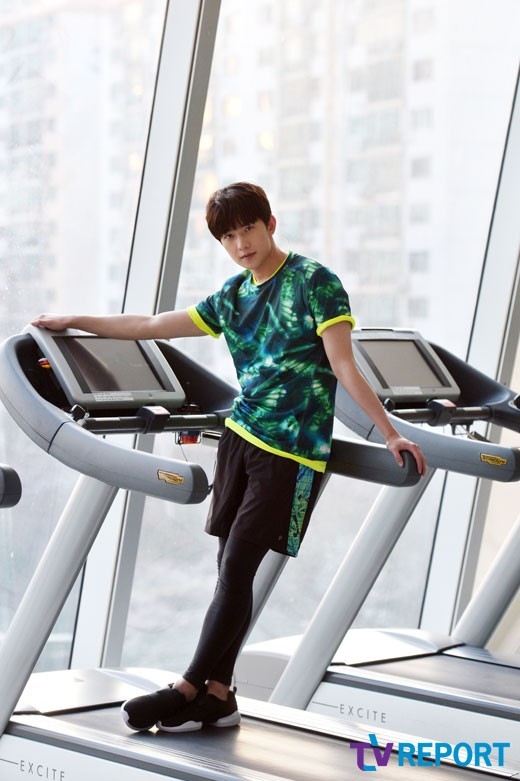 杨洋健身房拍广告 跑步机上运动撩妹两不误_高清图集_新浪网