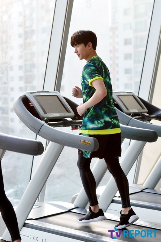 杨洋健身房拍广告 跑步机上运动撩妹两不误_高清图集_新浪网