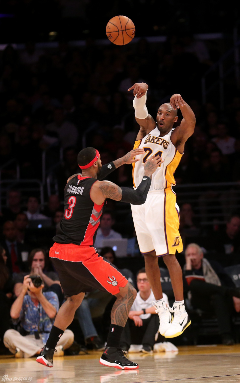 2014年12月1日,36岁的科比在对阵猛龙比赛中送出31分12篮板和11助攻