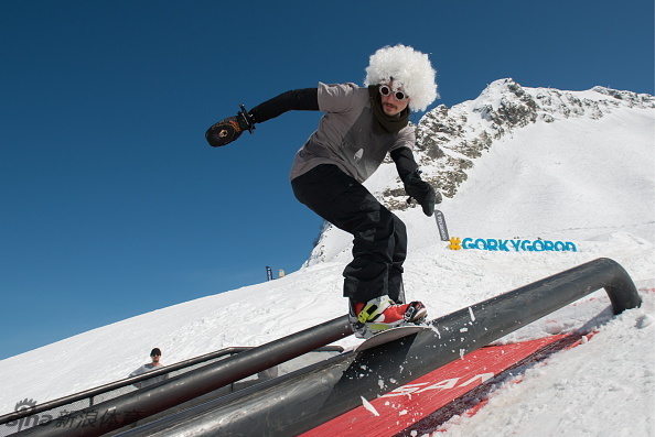 俄美女比基尼滑雪身材惹火_高清图集_新浪网