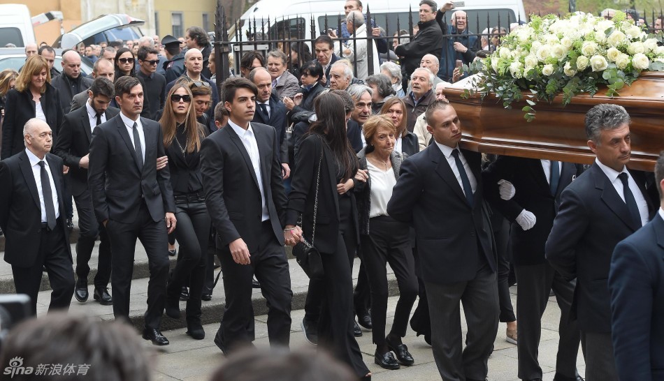 众人出席老马尔蒂尼葬礼_高清图集_新浪网