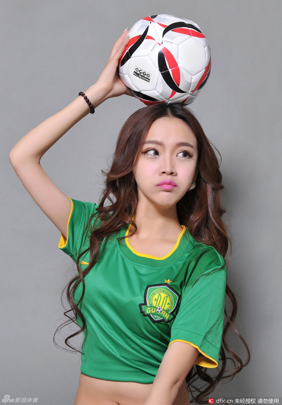 足球宝贝秀美腿助威国安