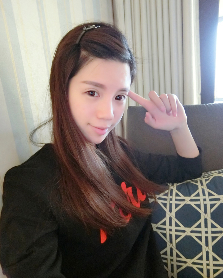 郭艾伦女友在微博上晒出游美照.