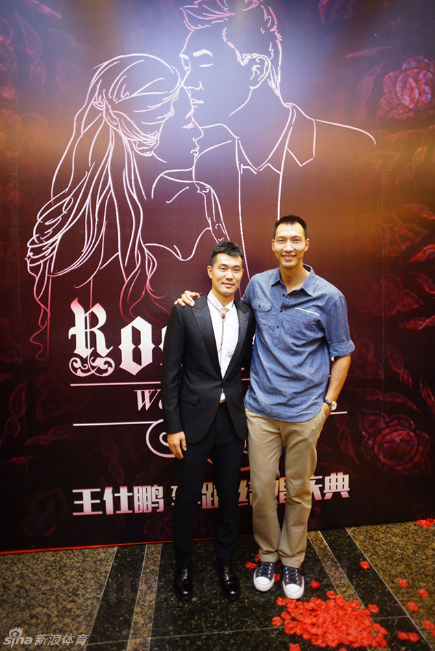 王仕鹏婚礼时与伴娘伴郎团