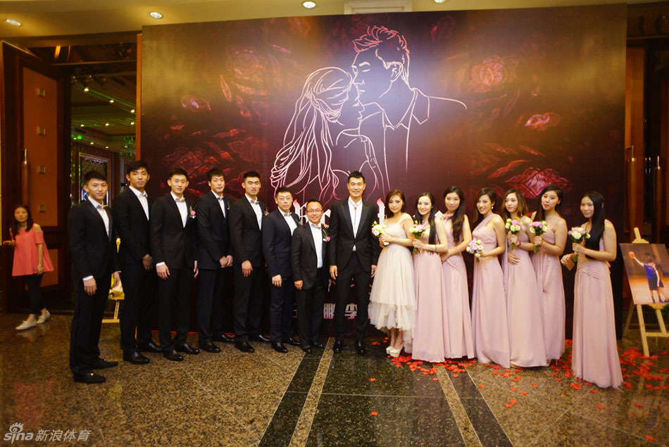 王仕鹏婚礼时与伴娘伴郎团
