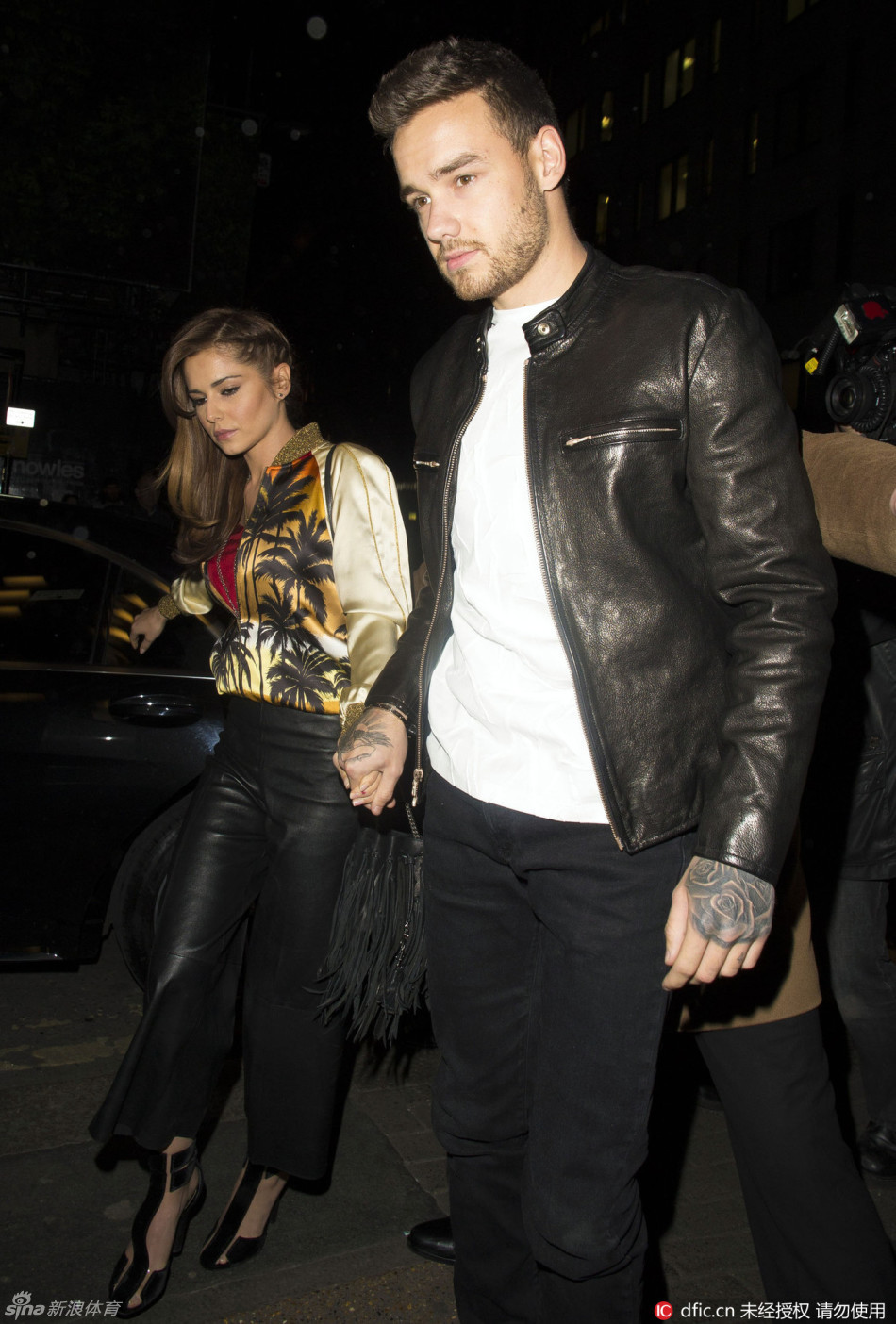 谢丽尔与丈夫双手紧握高调秀恩爱