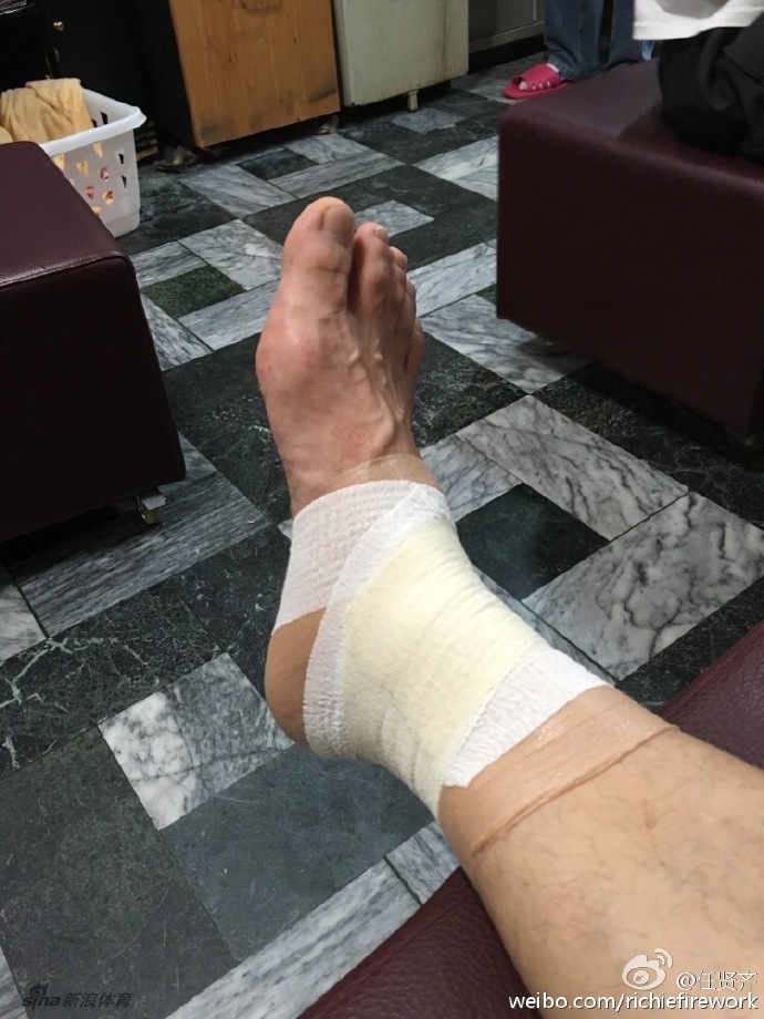 任贤齐跑步时崴脚 自称锻炼不够_高清图集_新浪网