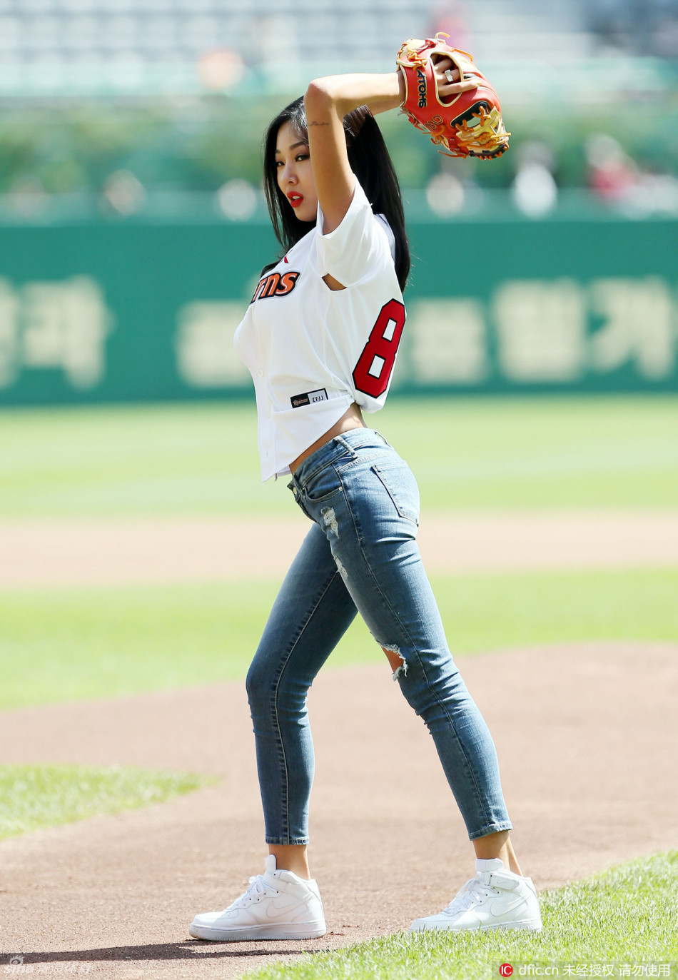 美女歌手为棒球联赛开球_高清图集_新浪网