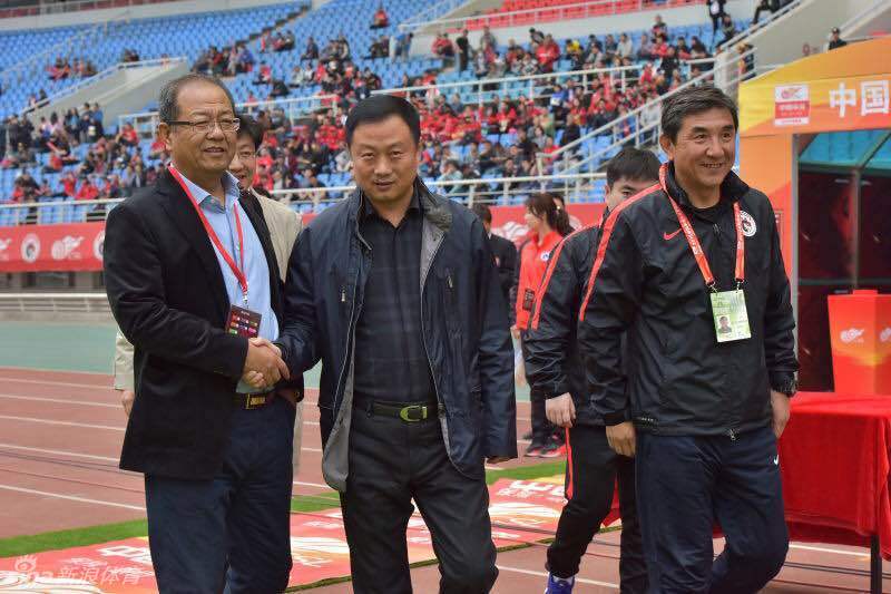 宏运主场迎战河北华夏,赛前,辽宁宏运足球俱乐部董事长王宝军看望球队