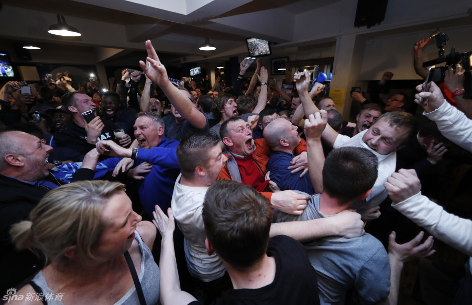 莱斯特球迷疯狂庆祝夺冠