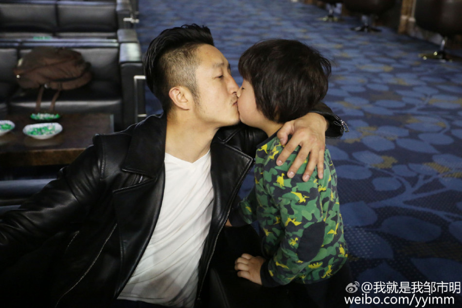邹市明机场吻别娇妻爱子