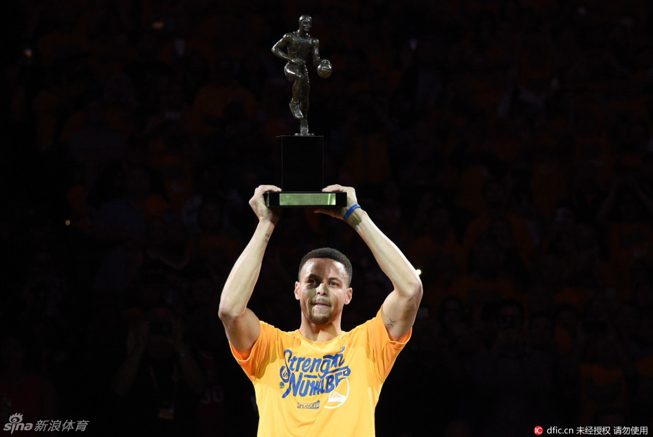 库里高举奖杯
