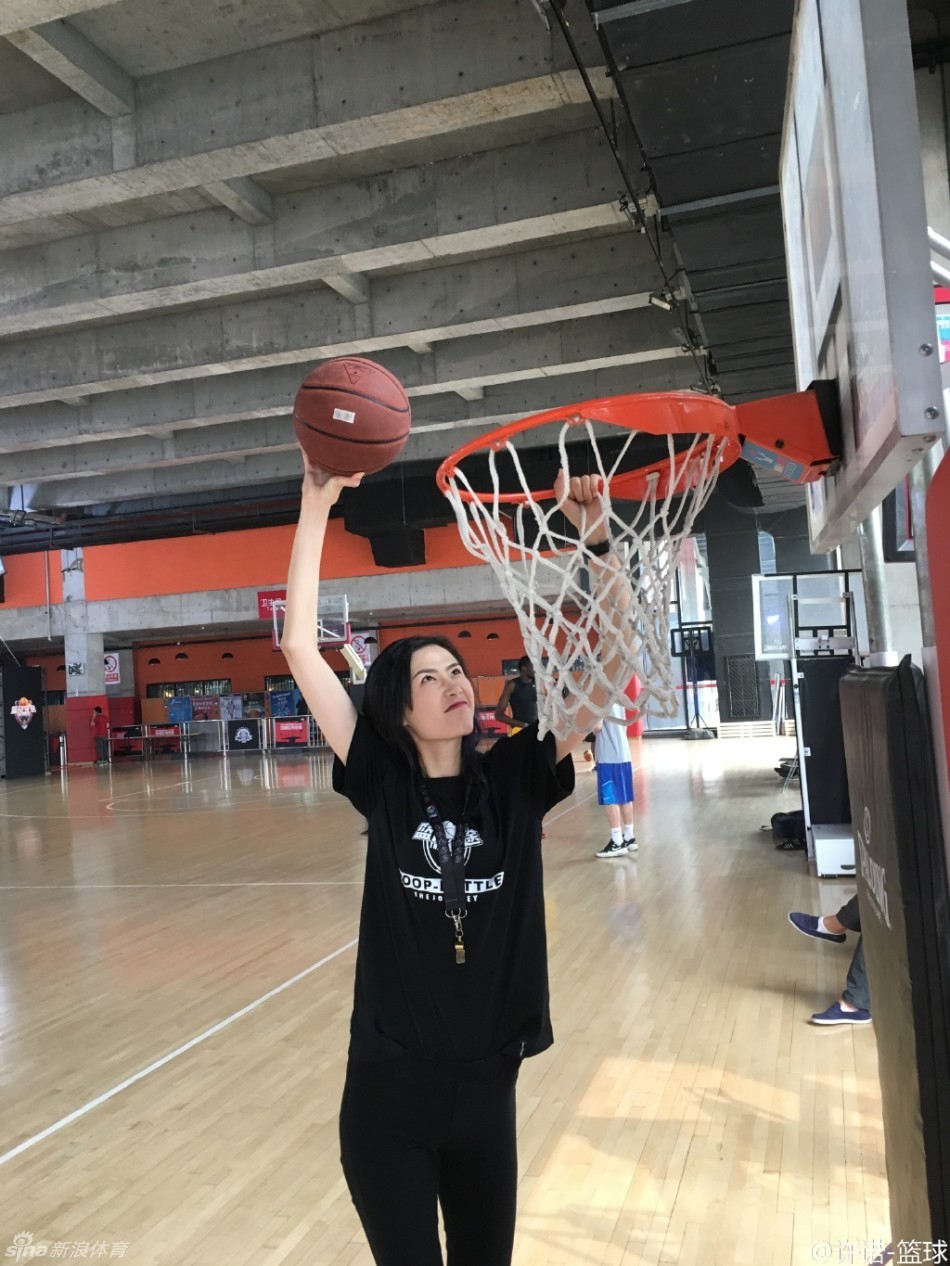 女篮许诺俏皮生活照_高清图集_新浪网