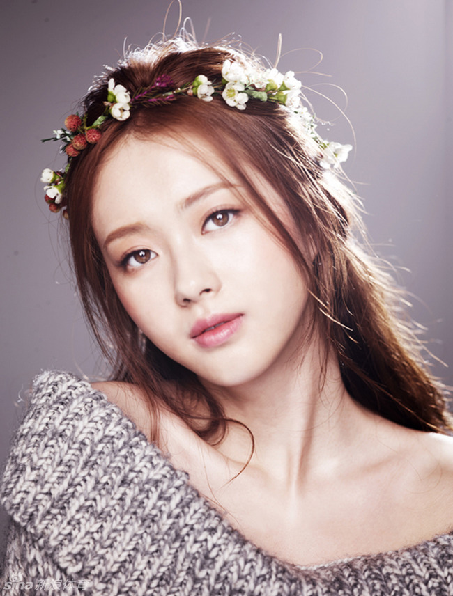 马儿咬伤韩国肉感女艺人_高清图集_新浪网