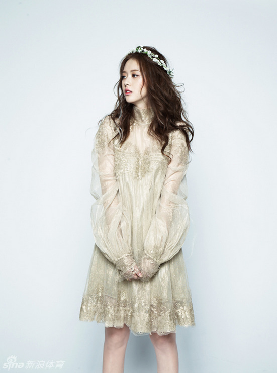 马儿咬伤韩国肉感女艺人_高清图集_新浪网