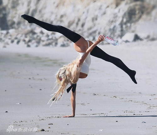 超模沙滩一字马健身性感身材尽显无遗